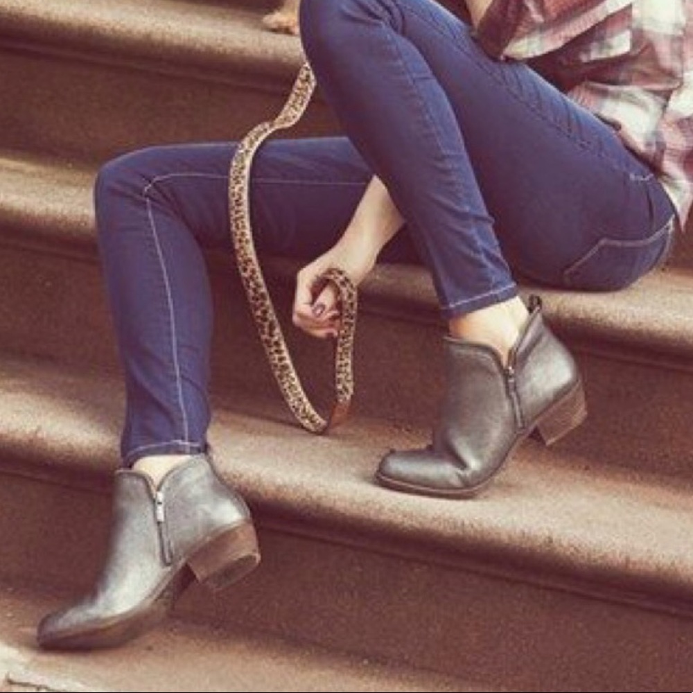 Lucky Brand Bartalino ankle booties 6 grey/ pewter